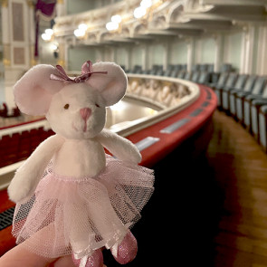Kleine Plüschmaus mit Tutu im Opernhaus
