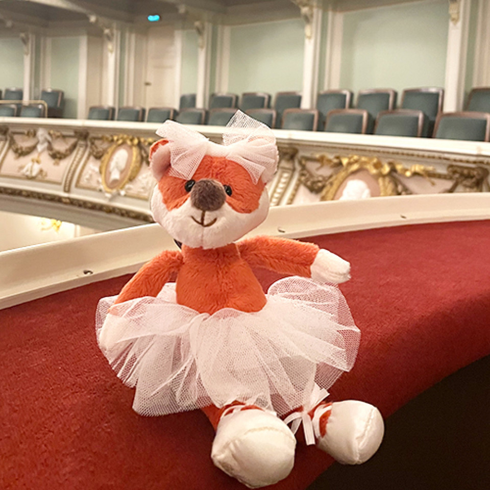 Plüschfuchs mit Tutu im Opernhaus