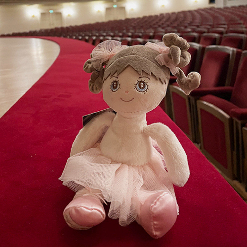 Kleine Ballerina-Puppe im Opernhaus
