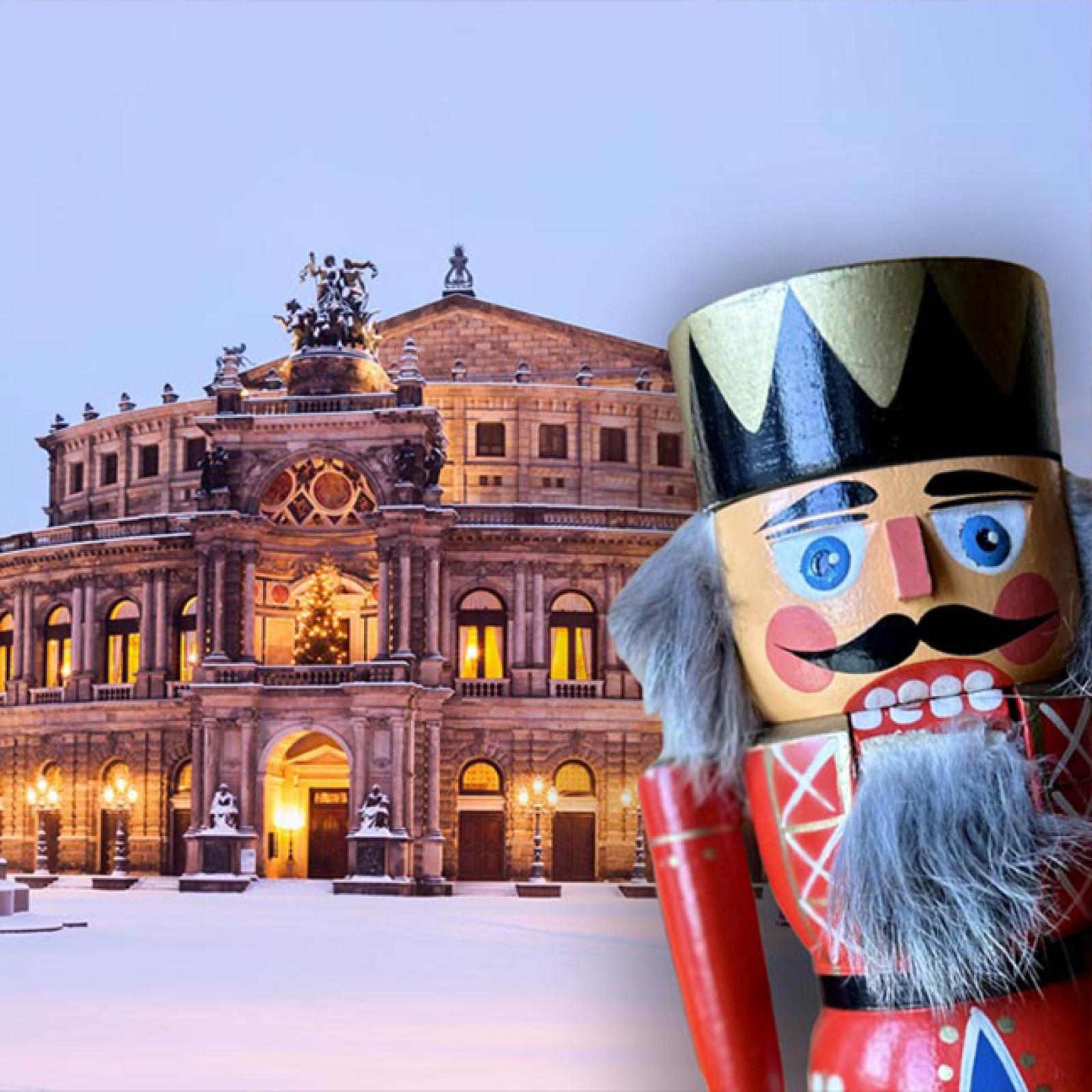 Eine traditionelle hölzerne Nussknackerfigur steht im Vordergrund, während die erleuchtete Dresdner Semperoper im verschneiten Winterhintergrund warm erstrahlt.