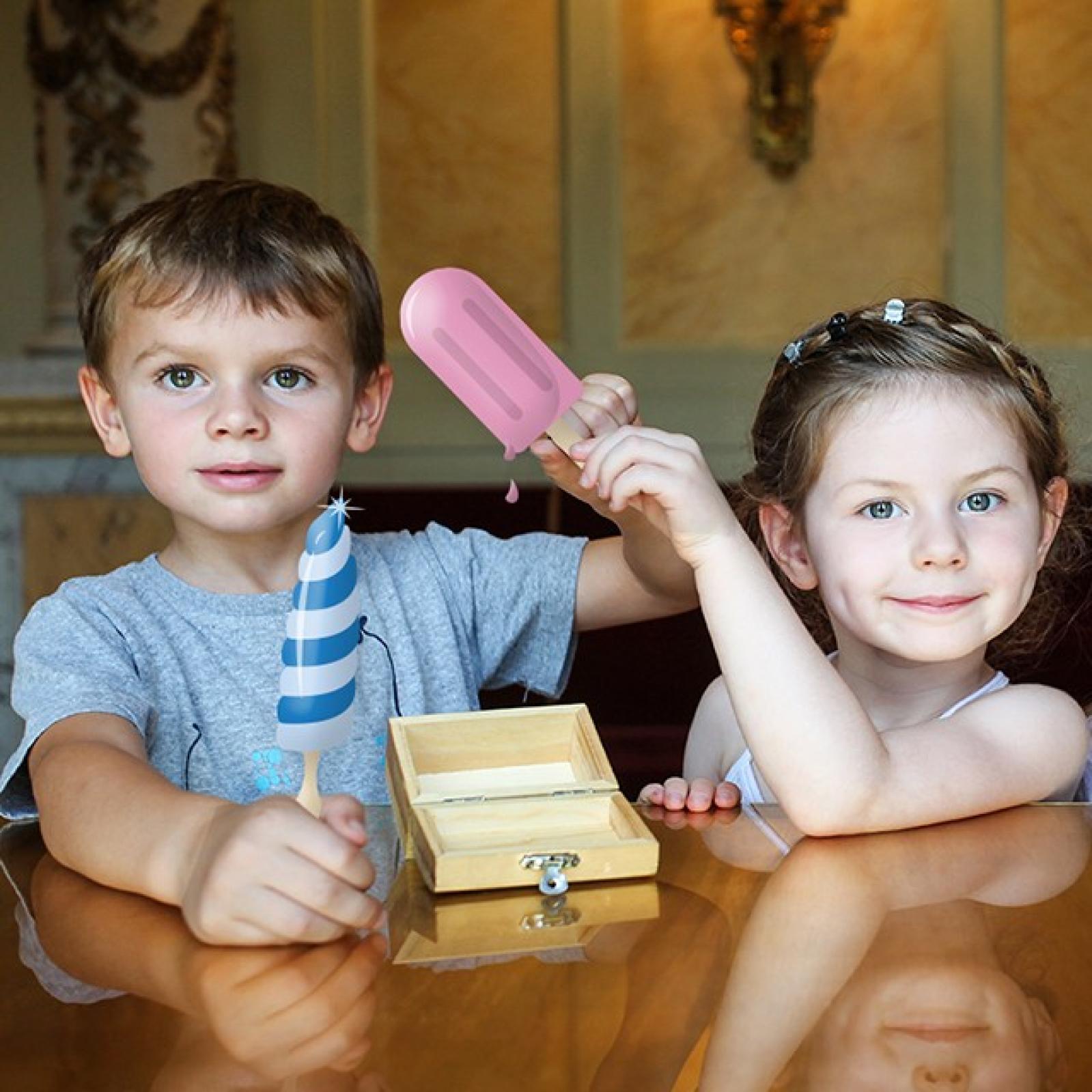 Zwei Kinder im Foyer der Semperoper halten ein Eis in der Hand.