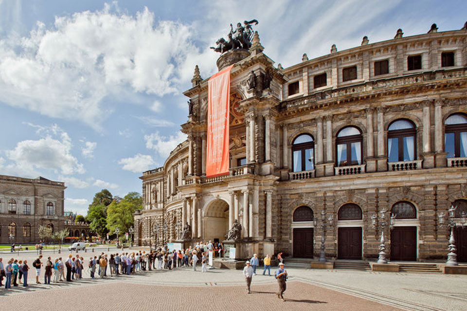 Die Semperoper im Umbruch - 30 Jahre Mauerfall Die Semperoper im Umbruch - 30 Jahre Mauerfall